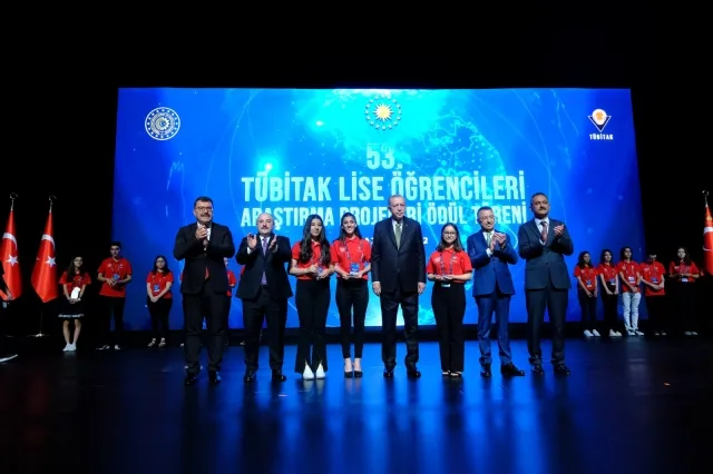 53. Lise Öğrencileri Araştırma Projeleri Yarışmasının Kazananları Ödüllerini Cumhurbaşkanı Erdoğan’ın Elinden Aldı