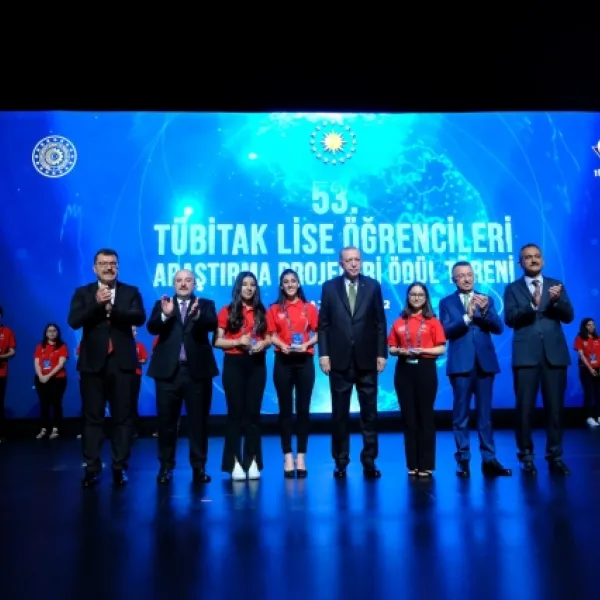53. Lise Öğrencileri Araştırma Projeleri Yarışmasının Kazananları Ödüllerini Cumhurbaşkanı Erdoğan’ın Elinden Aldı